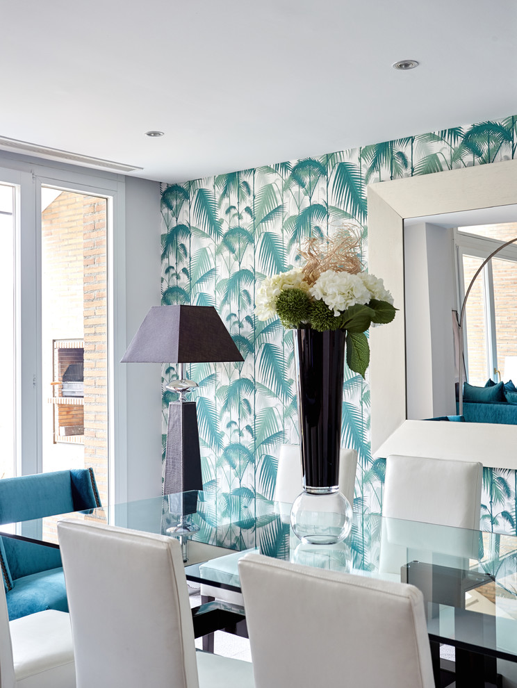 Ejemplo de comedor minimalista de tamaño medio abierto con paredes multicolor, suelo de madera oscura, todas las chimeneas y suelo marrón