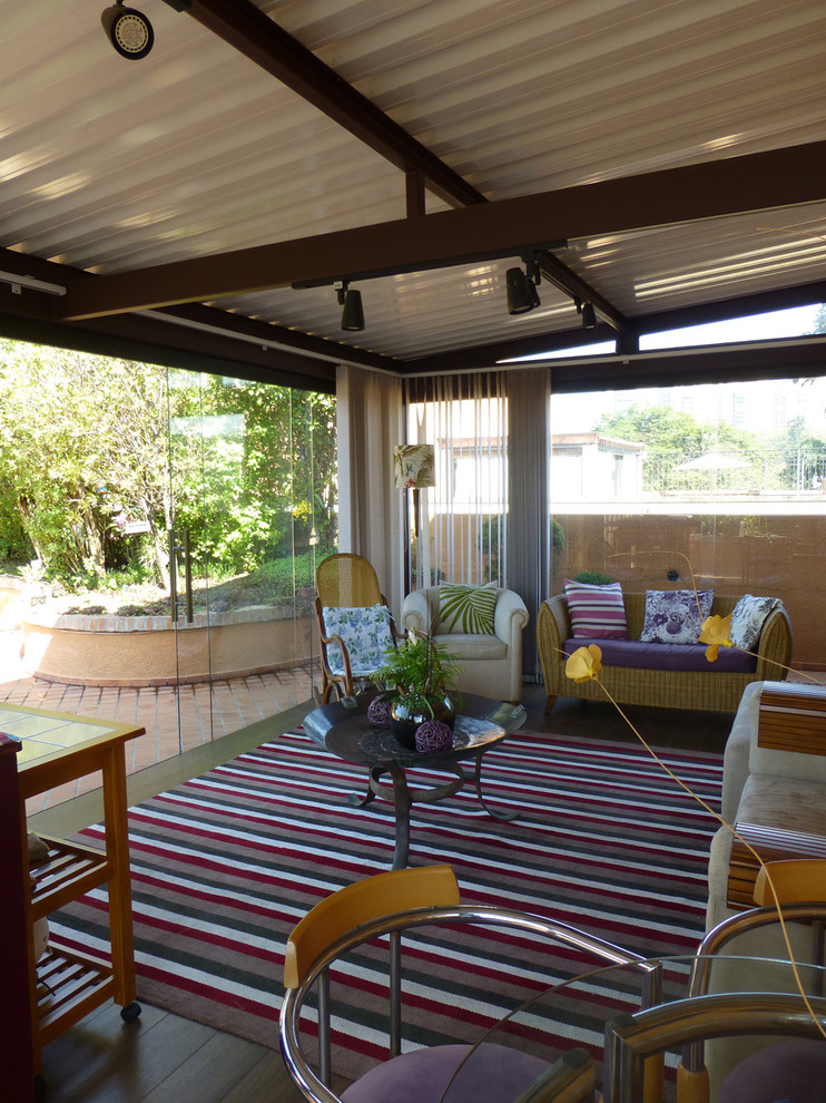 Réalisation d'une terrasse chalet avec du carrelage et un gazebo ou pavillon.