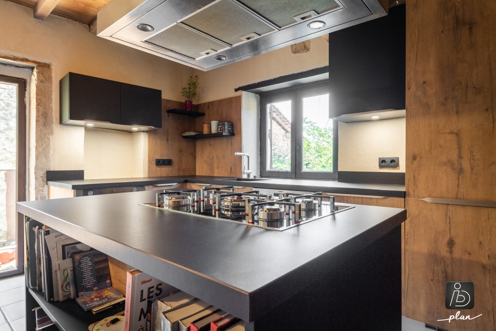 Cette image montre une cuisine design.