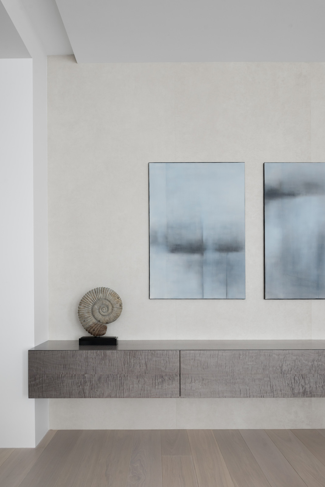 Интерьеры загородного дома в поселке Монтевиль