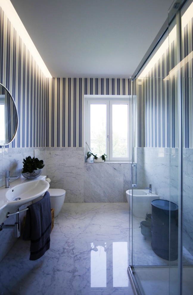 Réalisation d'une grande salle de bain bohème avec une douche d'angle, un carrelage blanc, du carrelage en marbre, meuble simple vasque, WC séparés, un sol en marbre, un lavabo suspendu, un sol blanc, un plafond décaissé et du papier peint.