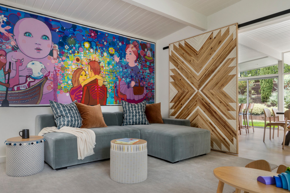 Modernes Wohnzimmer mit weißer Wandfarbe, hellem Holzboden, TV-Wand und freigelegten Dachbalken in San Francisco