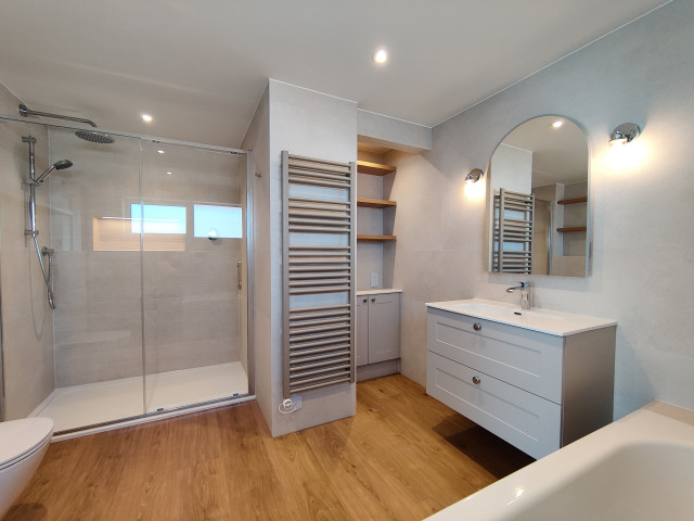 45 Branksome Towers modern-bathroom
