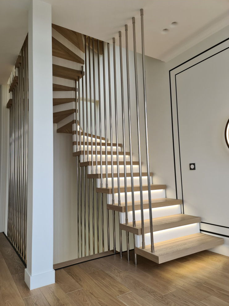 Источник вдохновения для домашнего уюта: большая п-образная деревянная лестница в современном стиле с деревянными ступенями, металлическими перилами и кирпичными стенами