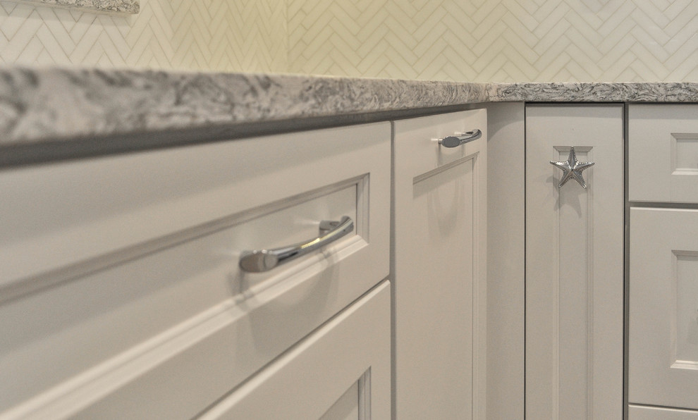 Inspiration for a mid-sized transitional u-shaped eat-in kitchen remodel with an undermount sink, shaker cabinets, white cabinets, quartz countertops, white backsplash, marble backsplash, stainless steel appliances and no island