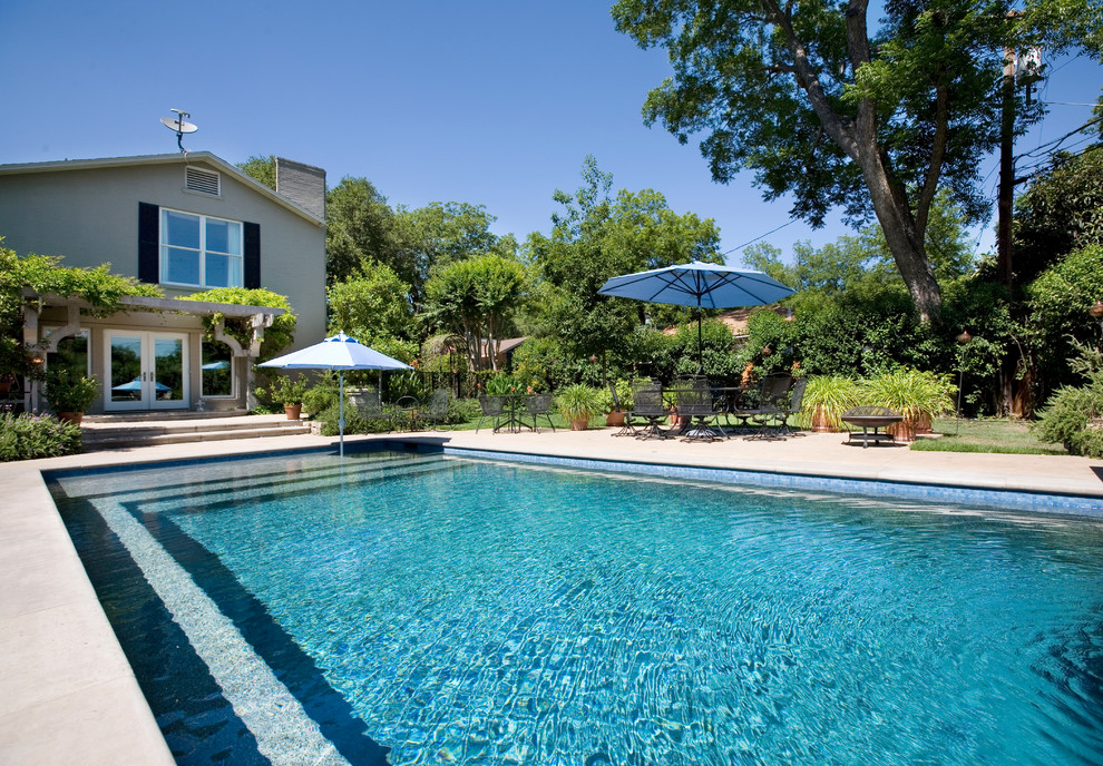Traditional backyard rectangular pool in Austin.