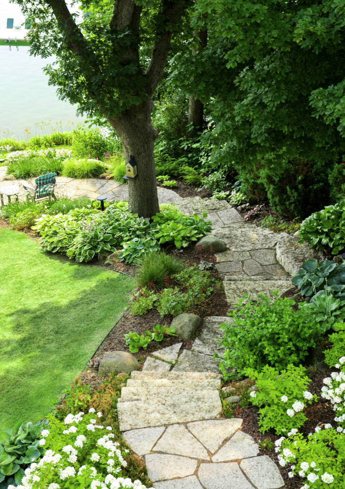 Idée de décoration pour un grand jardin arrière design l'été avec un chemin, une exposition ombragée et des pavés en pierre naturelle.