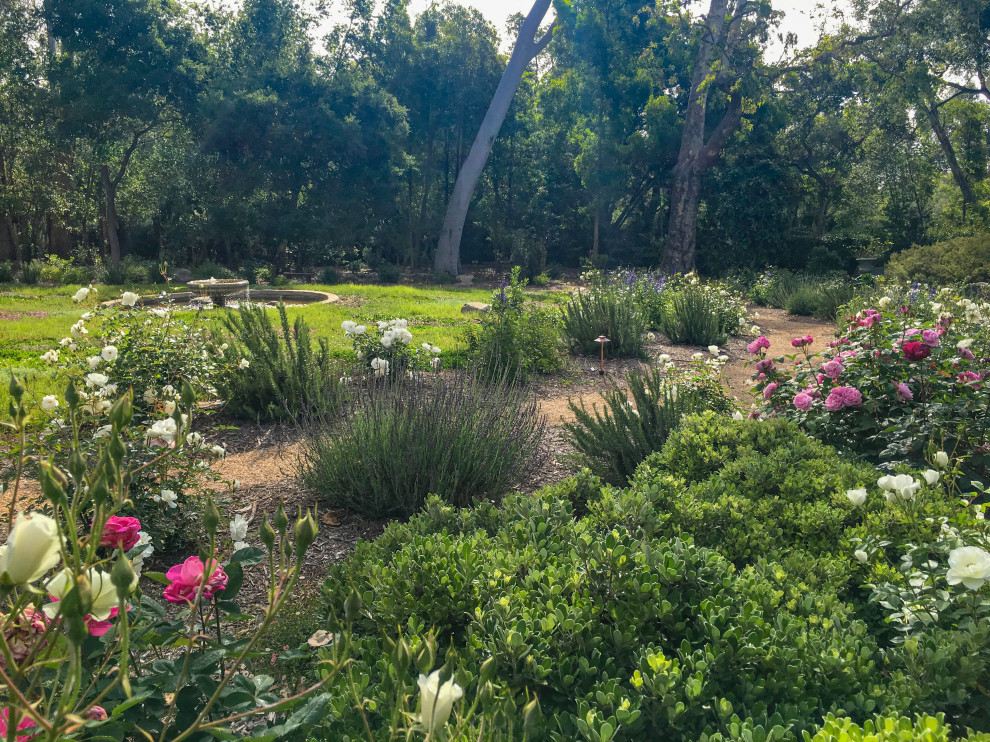 Design ideas for an expansive country garden in Santa Barbara with a water feature and gravel.