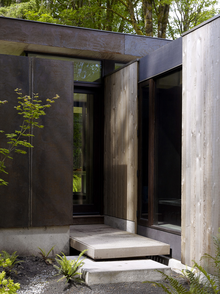 Design ideas for a modern front door in Seattle.