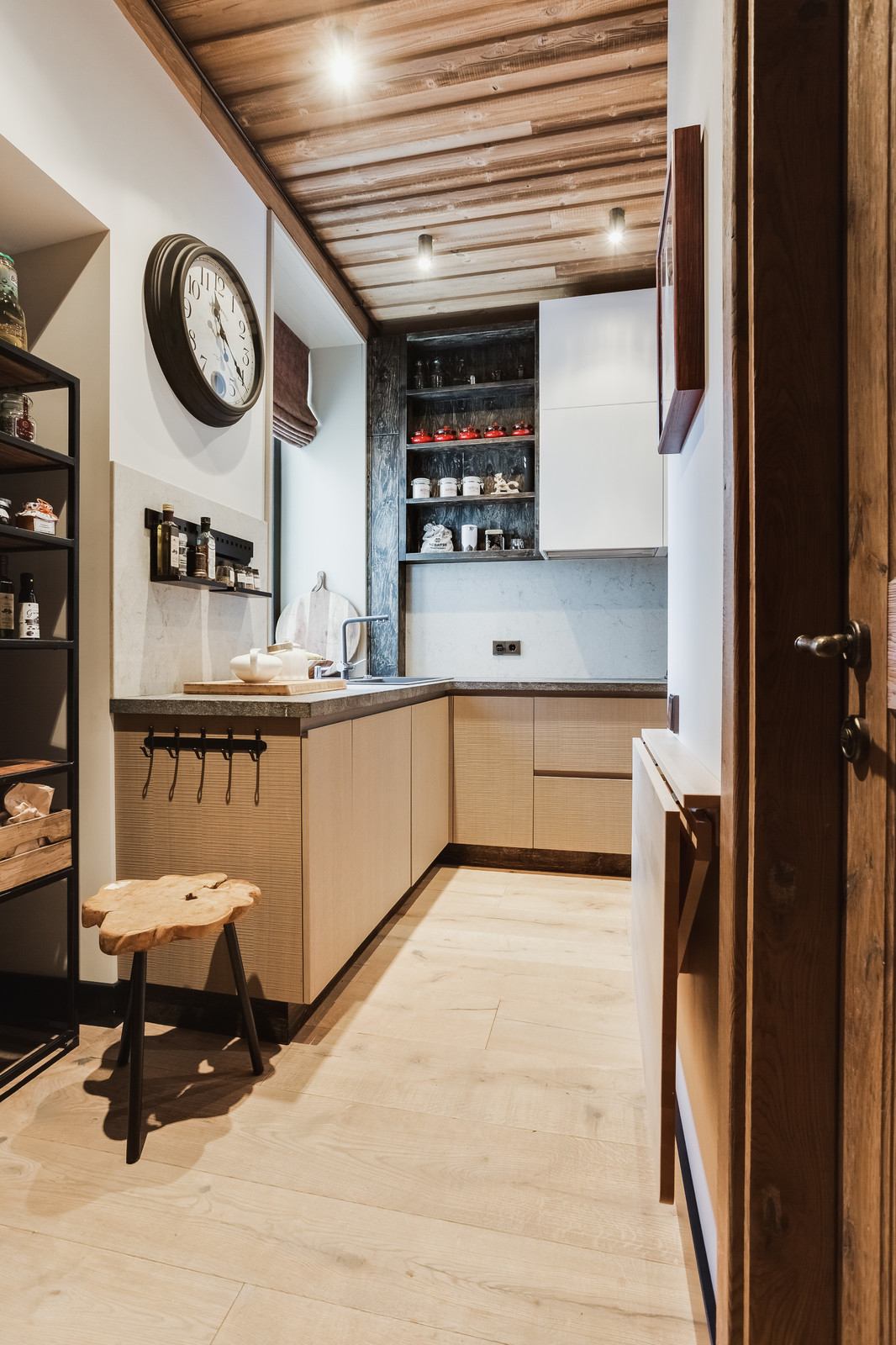 Необычное сочетание березы Old legno naturale, структурного шпона и эмали