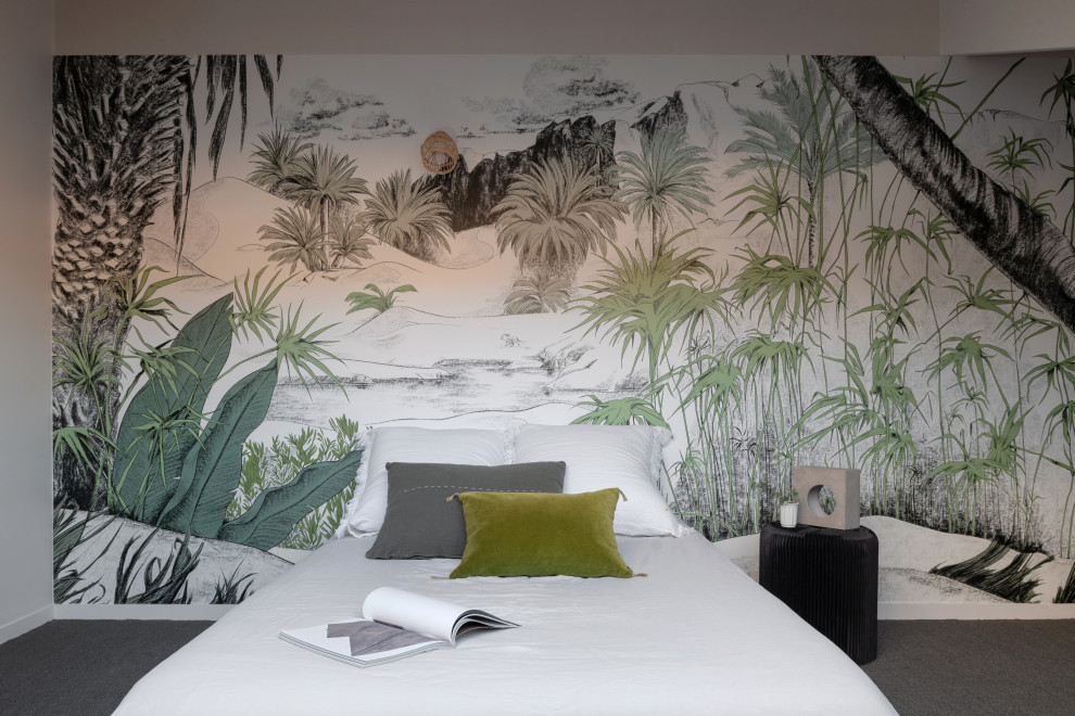 Idee per una grande camera matrimoniale tropicale con pareti verdi, pavimento in tatami, pavimento marrone, travi a vista e carta da parati