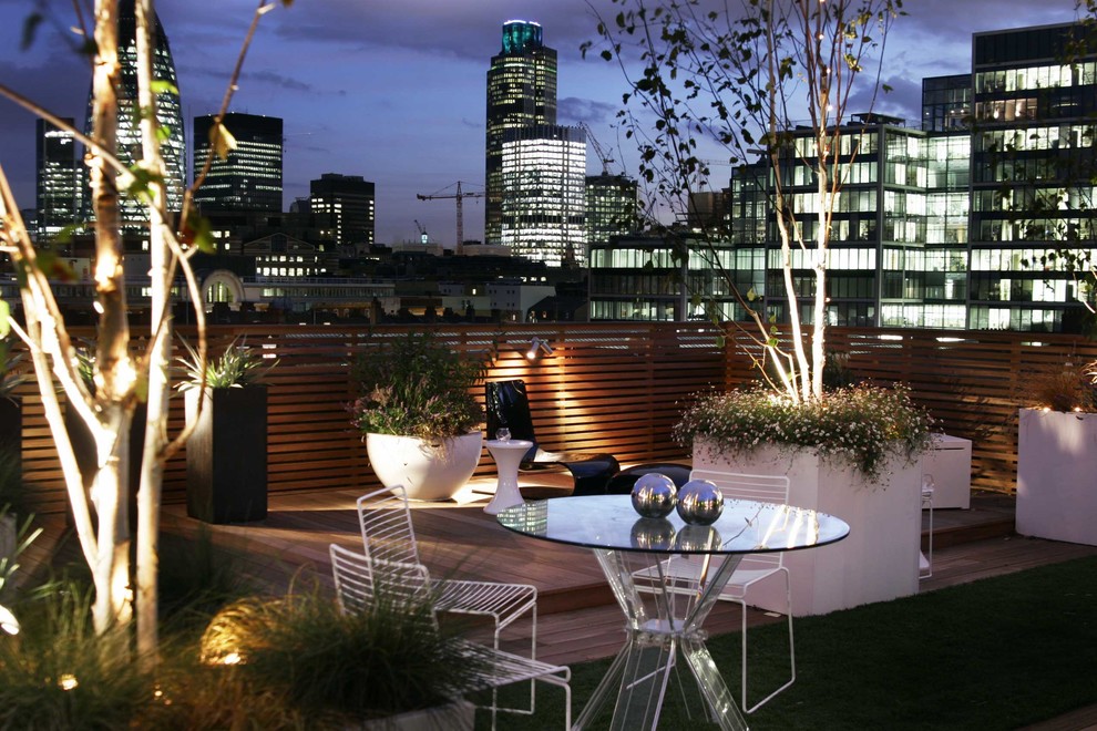 Photo of a contemporary deck in London.