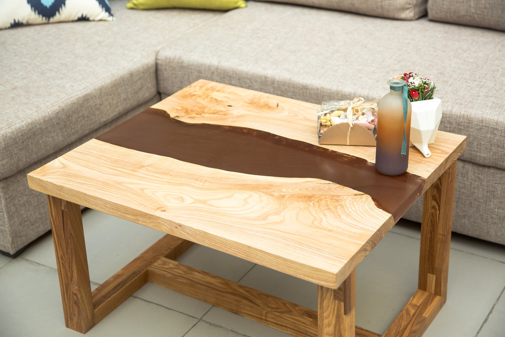 Столик из Ясеня с рекой