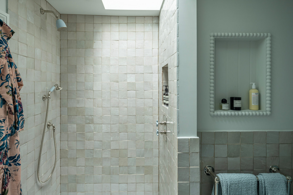 Стильный дизайн: маленькая ванная комната в стиле неоклассика (современная классика) с душем в нише, бежевой плиткой, цементной плиткой, зелеными стенами, полом из керамической плитки, черным полом, открытым душем, нишей, тумбой под одну раковину и обоями на стенах для на участке и в саду - последний тренд