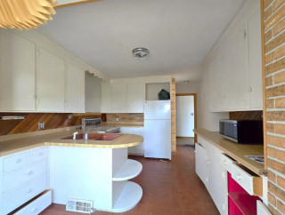 1940s Kitchen Opens Up to River Views and Warm Organic Style (8 photos)