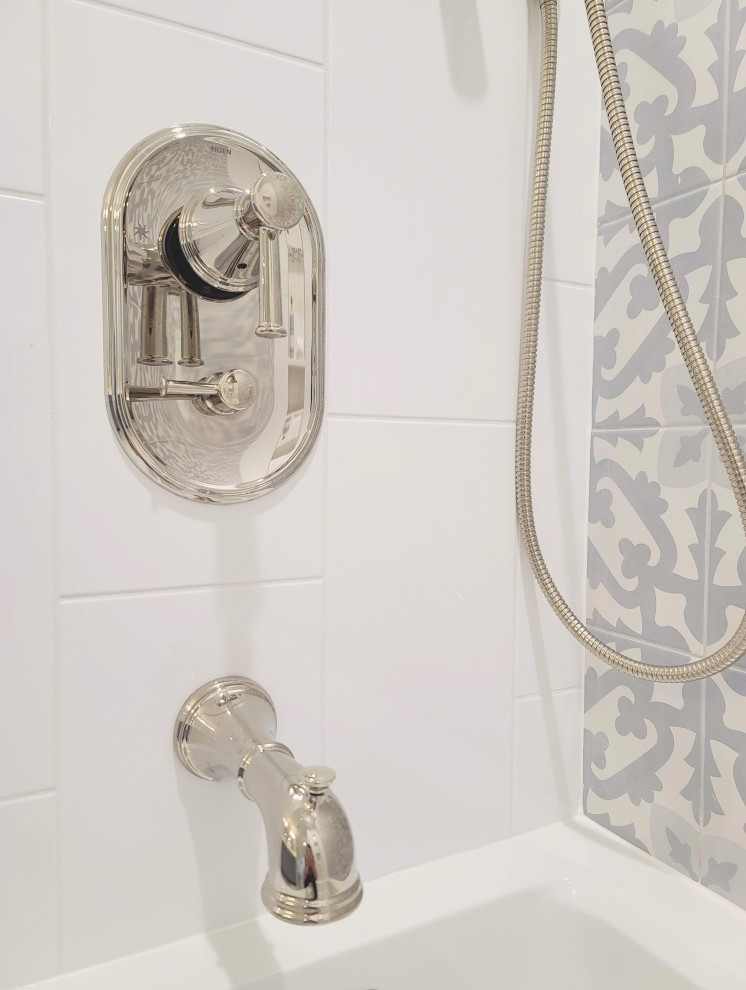 Bild på ett stort vintage vit vitt badrum, med luckor med infälld panel, blå skåp, ett badkar i en alkov, en dusch/badkar-kombination, en toalettstol med separat cisternkåpa, ett undermonterad handfat, bänkskiva i kvarts och dusch med duschdraperi