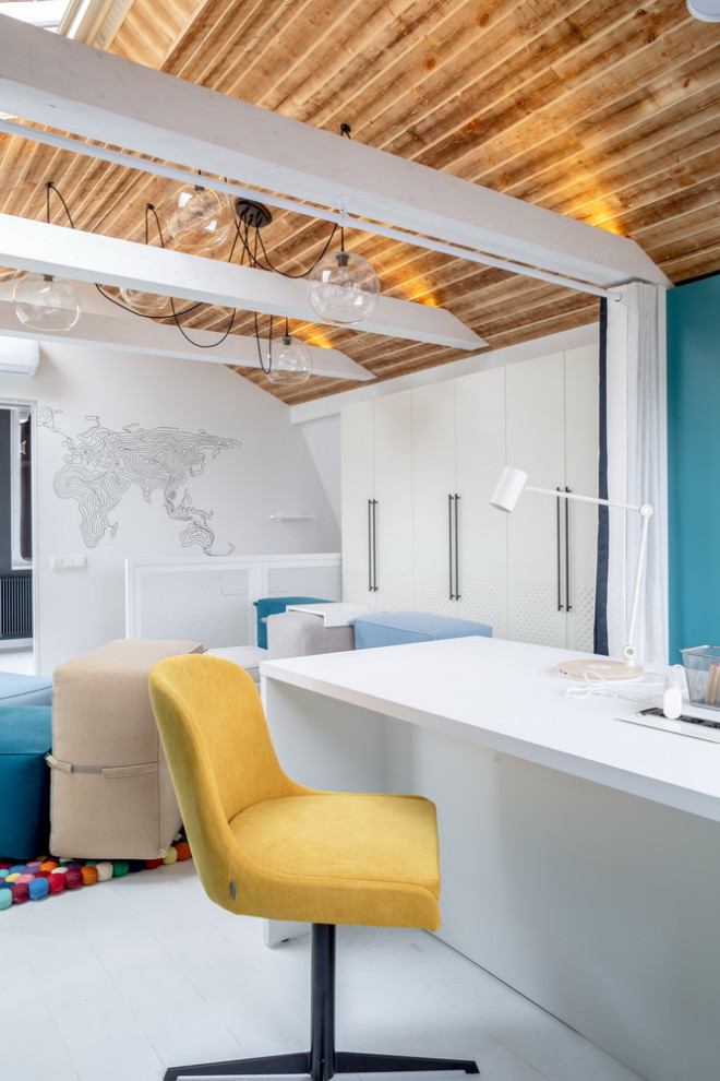 Пример оригинального дизайна: нейтральная детская: освещение в современном стиле с рабочим местом, синими стенами, деревянным полом, белым полом, потолком из вагонки и деревянными стенами