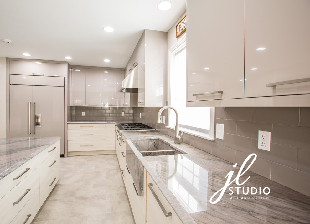 Mid-sized modern eat-in kitchen in New Orleans with flat-panel cabinets, grey cabinets, quartzite benchtops, grey splashback, panelled appliances, porcelain floors and with island.