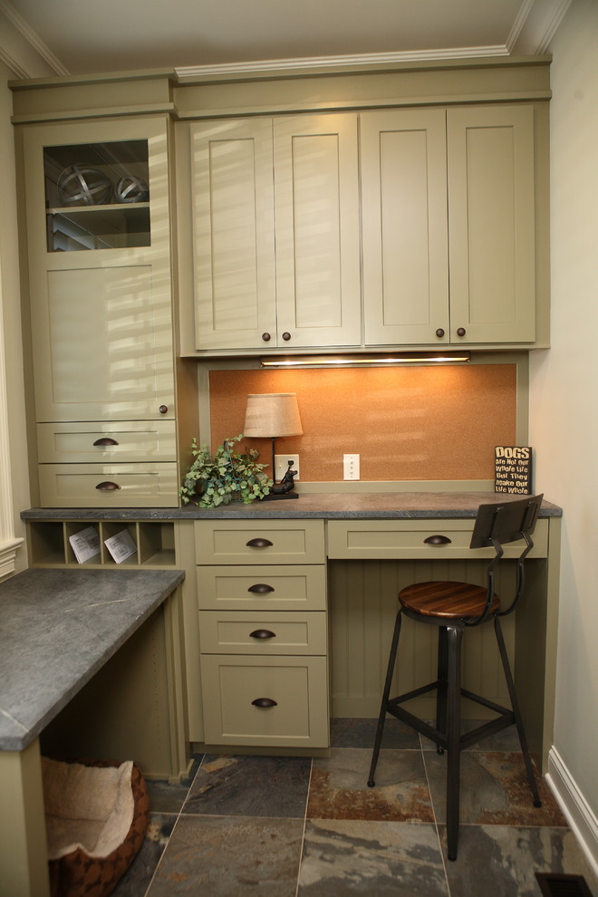 Example of a classic home office design in Tampa