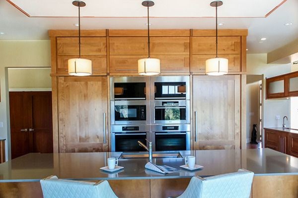 Example of a transitional home design design in Boston