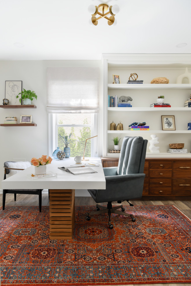 Exempel på ett mellanstort klassiskt arbetsrum, med vita väggar, vinylgolv, ett fristående skrivbord och grått golv