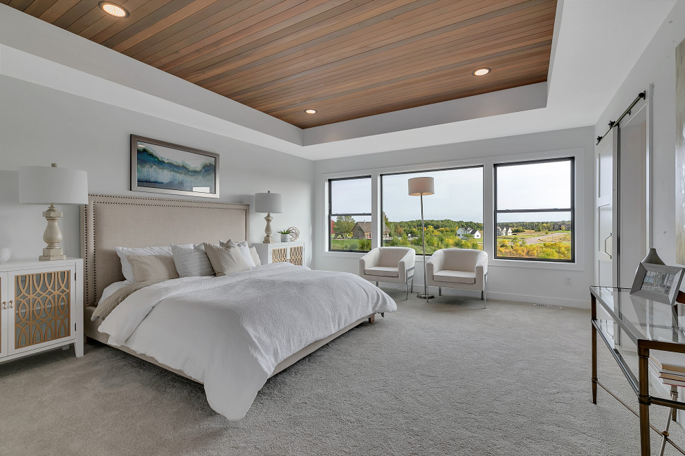 Свежая идея для дизайна: большая хозяйская спальня в стиле кантри с белыми стенами, ковровым покрытием и деревянным потолком - отличное фото интерьера