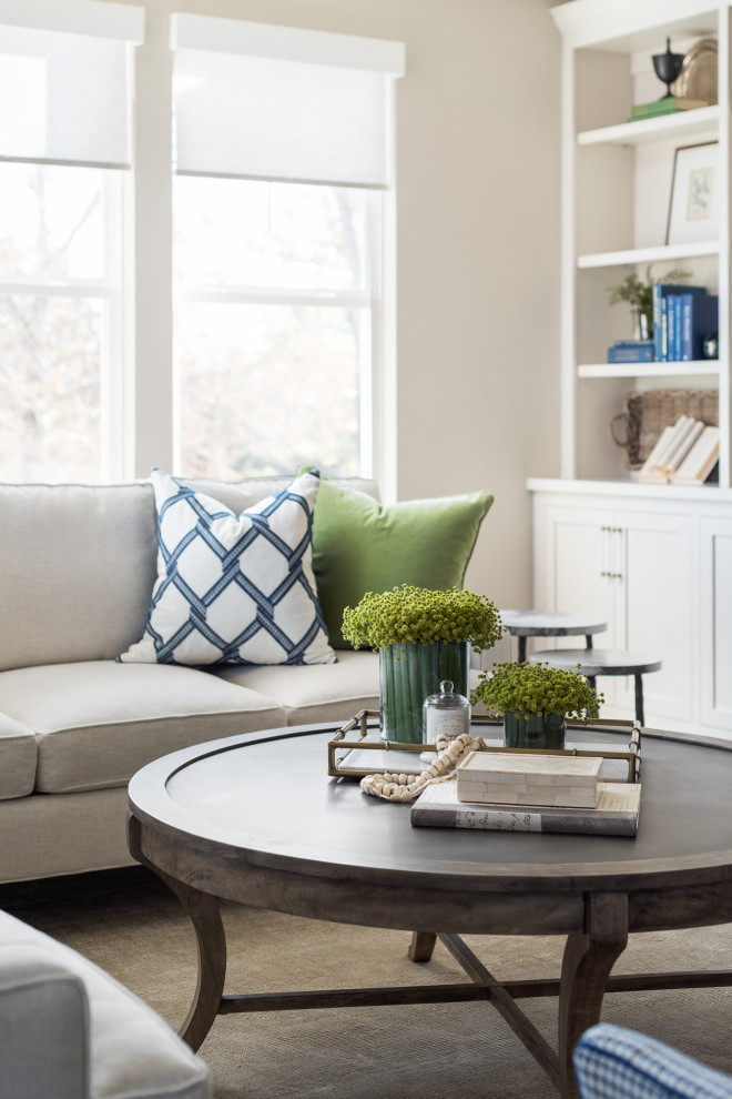 Photo of a transitional living room in Chicago.