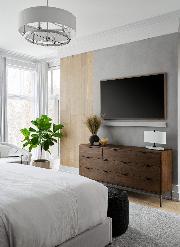 Стильный дизайн: хозяйская спальня в стиле модернизм с белыми стенами, светлым паркетным полом и деревянными стенами - последний тренд