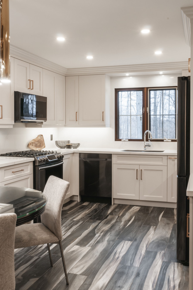 Transitional kitchen photo in Toronto
