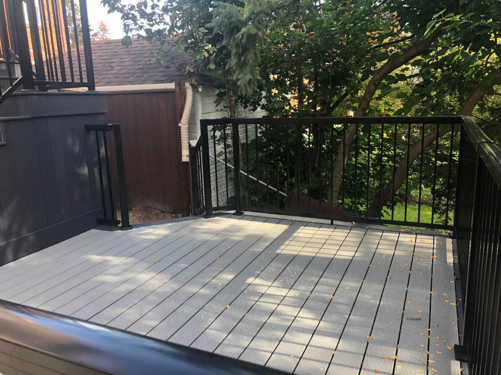 Deck - contemporary deck idea in Toronto