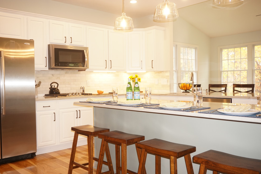 Kitchen - transitional kitchen idea