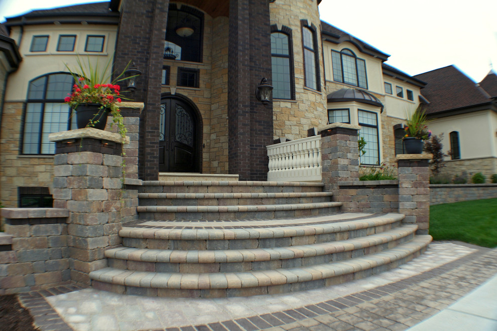 Transitional home design photo in Milwaukee