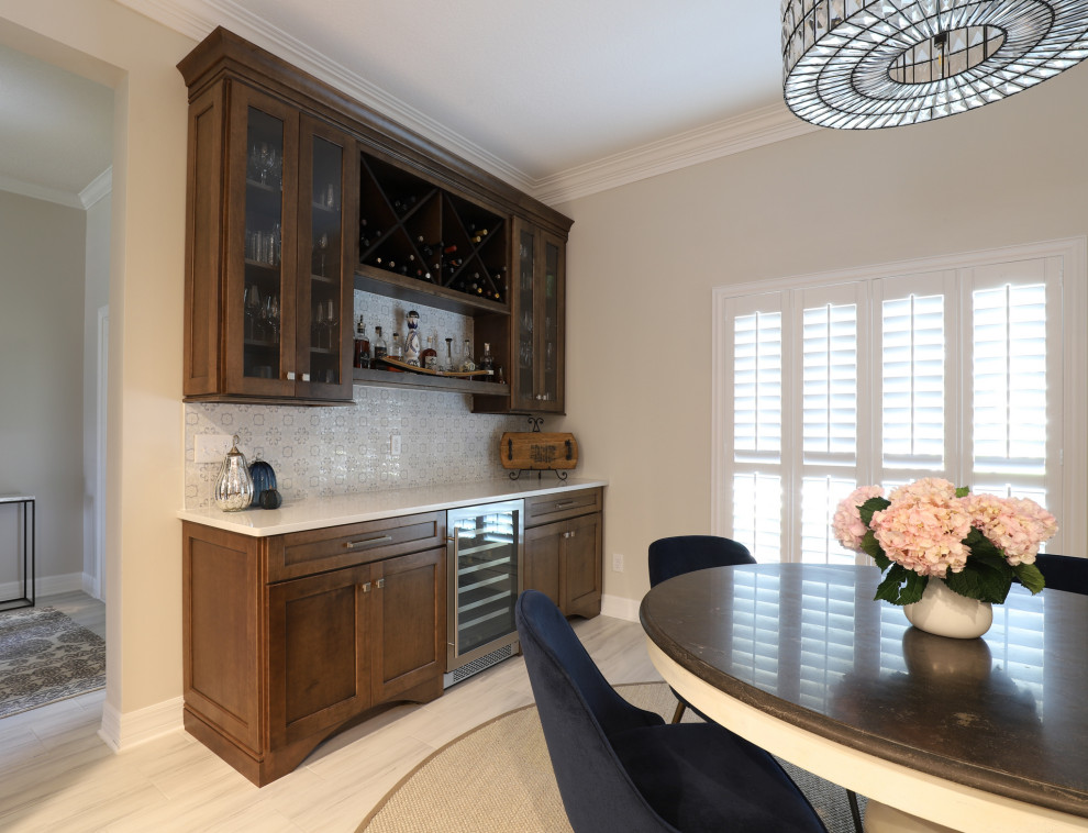 Exempel på ett mellanstort klassiskt vit vitt kök, med en undermonterad diskho, luckor med infälld panel, skåp i mellenmörkt trä, bänkskiva i kvarts, vitt stänkskydd, stänkskydd i marmor, rostfria vitvaror, klinkergolv i porslin, en köksö och grått golv