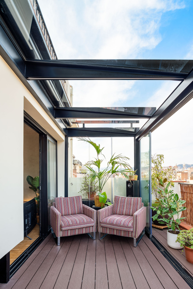 Ispirazione per una terrazza design di medie dimensioni, sul tetto e sul tetto con un caminetto, una pergola e parapetto in metallo