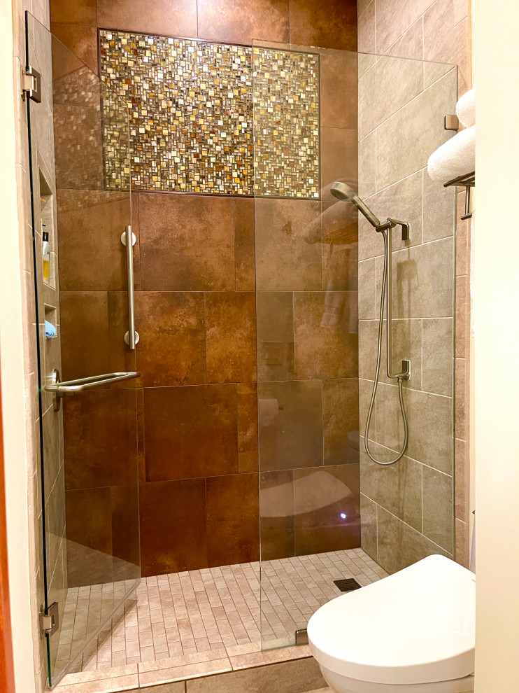 Foto på ett mellanstort 60 tals flerfärgad badrum, med släta luckor, skåp i mellenmörkt trä, en dusch i en alkov, flerfärgad kakel, glaskakel, vita väggar, klinkergolv i porslin, ett undermonterad handfat, flerfärgat golv och dusch med gångjärnsdörr