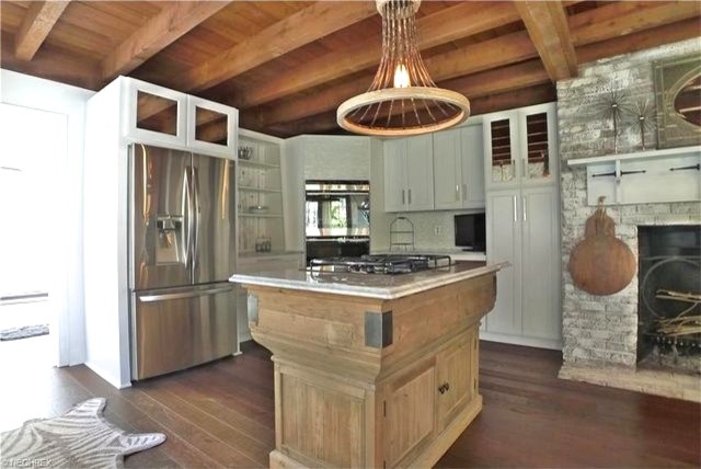 Inspiration for a transitional kitchen remodel in Cleveland