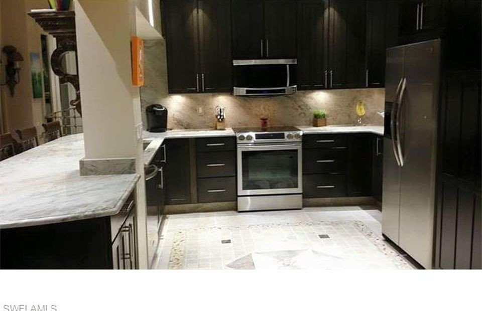 Home design - transitional home design idea in Miami