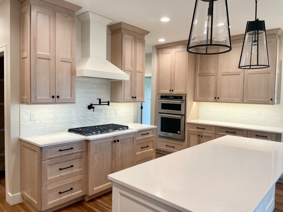 Exempel på ett stort skandinaviskt vit vitt kök, med en rustik diskho, släta luckor, skåp i ljust trä, bänkskiva i kvarts, vitt stänkskydd, stänkskydd i porslinskakel, rostfria vitvaror, vinylgolv, en köksö och flerfärgat golv
