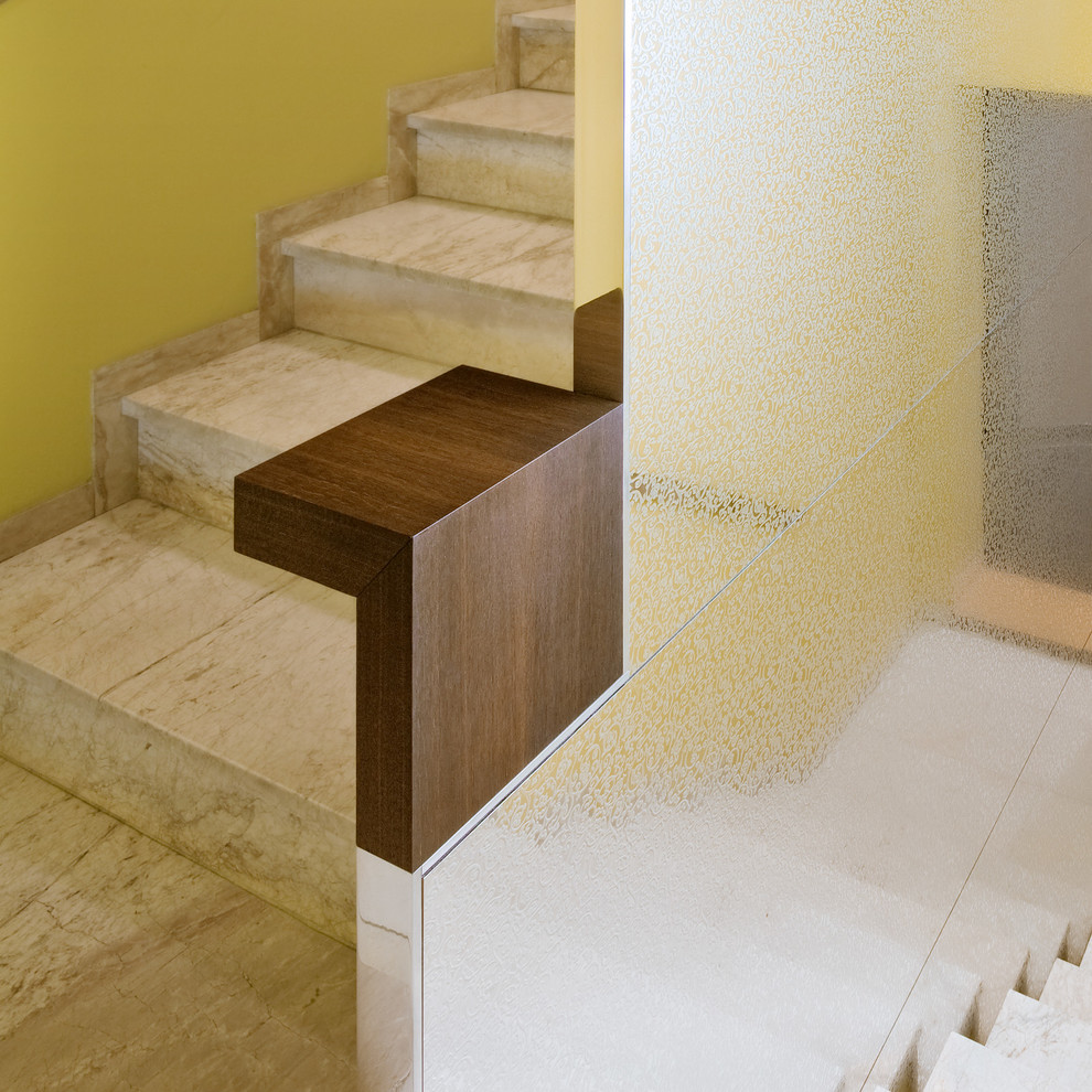 Design ideas for a mid-sized modern staircase in Dusseldorf.
