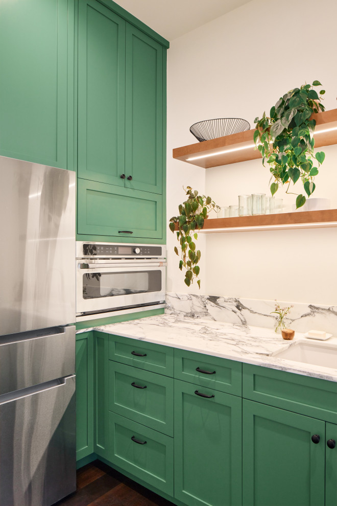 Kitchen - transitional kitchen idea in Austin