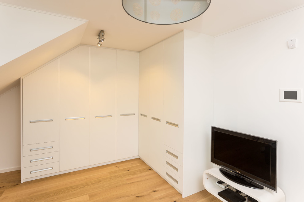 This is an example of a contemporary storage and wardrobe in Berlin.