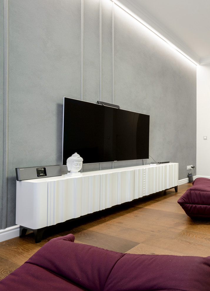 This is an example of a contemporary family room in Novosibirsk.