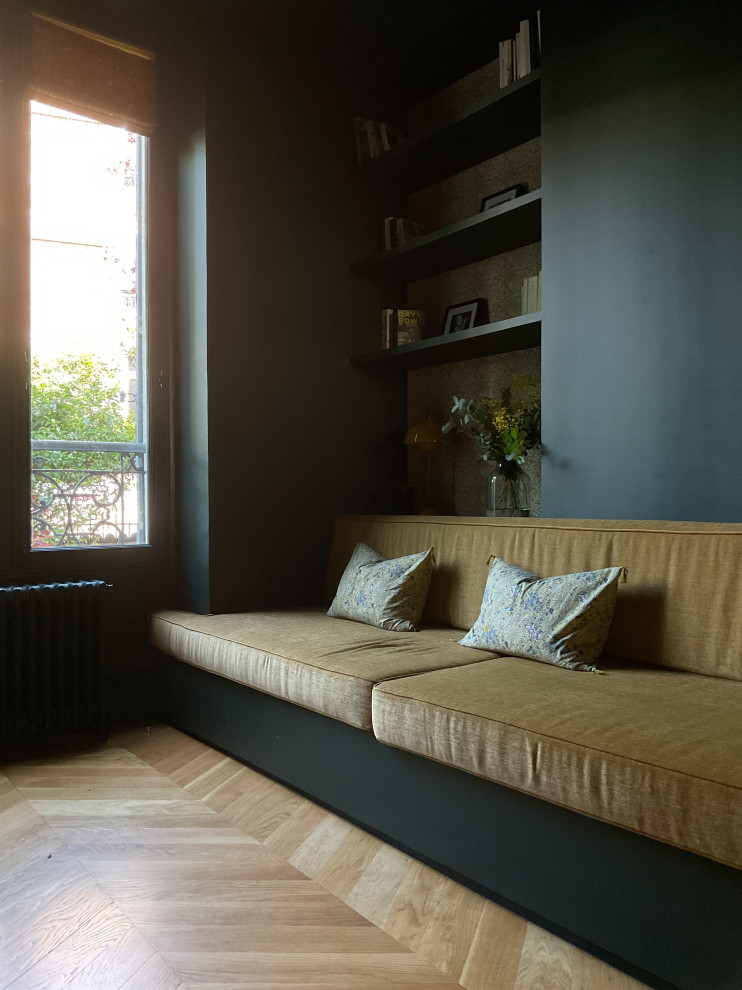 Свежая идея для дизайна: гостиная комната с зелеными стенами - отличное фото интерьера