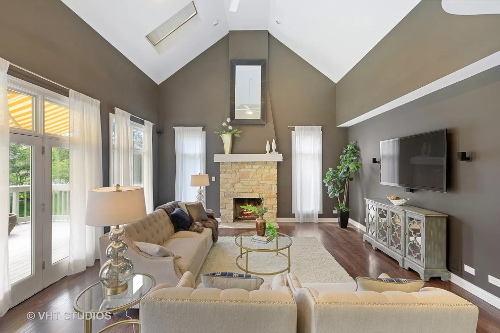 Example of a transitional home design design in Chicago