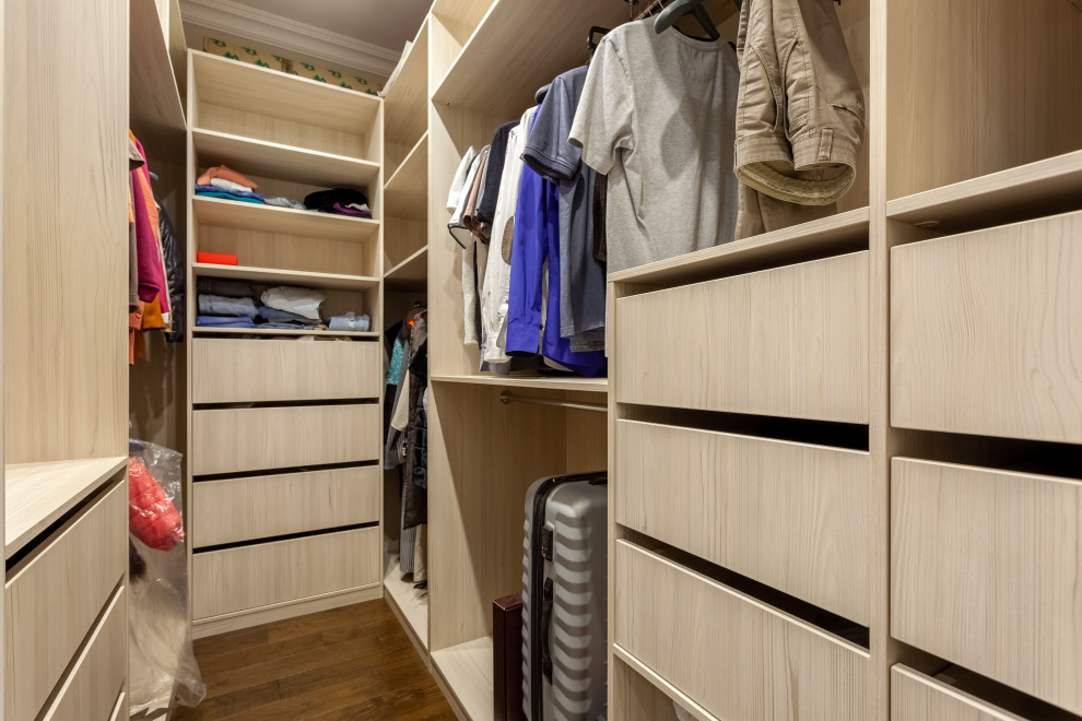 Гардеробная с древесным корпусом