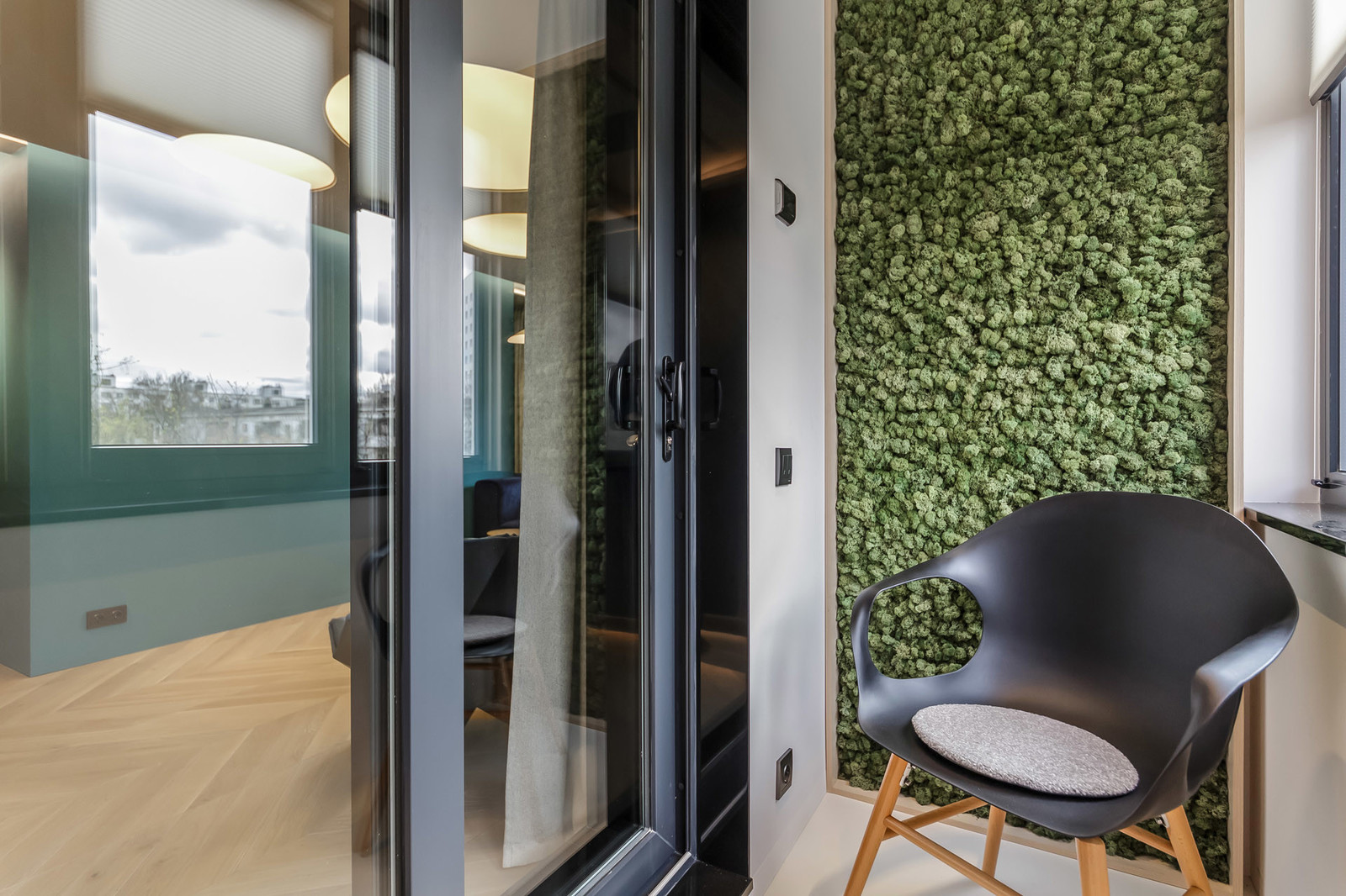 Скала и куб