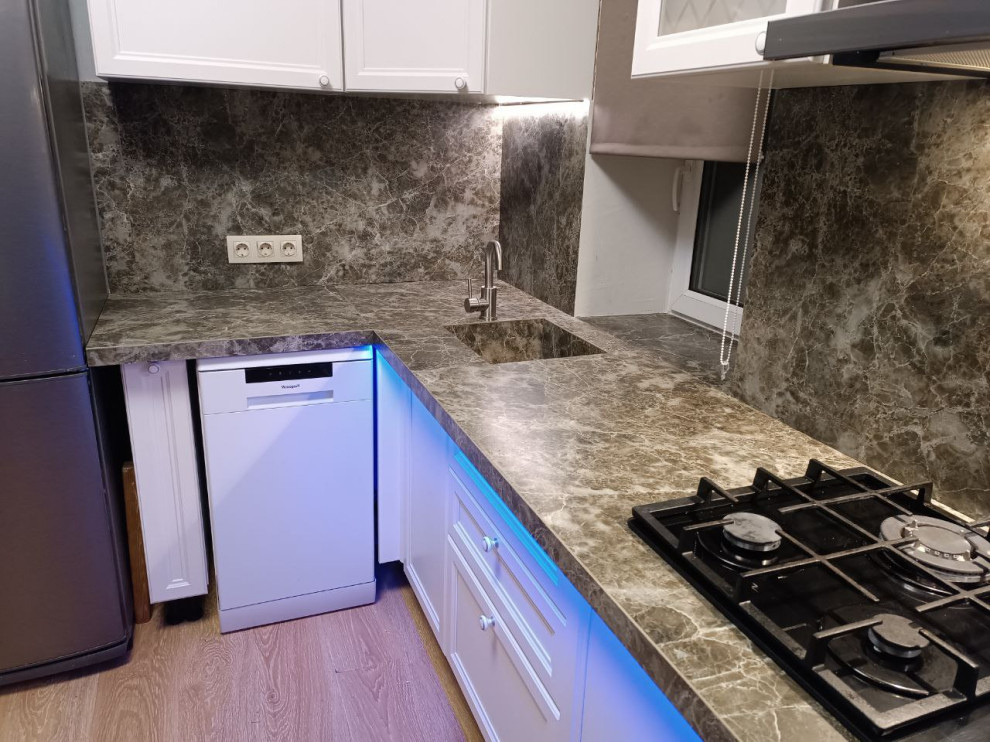 Неоклассика с современными акцентами / Каменная текстура / Эффектная подсветка