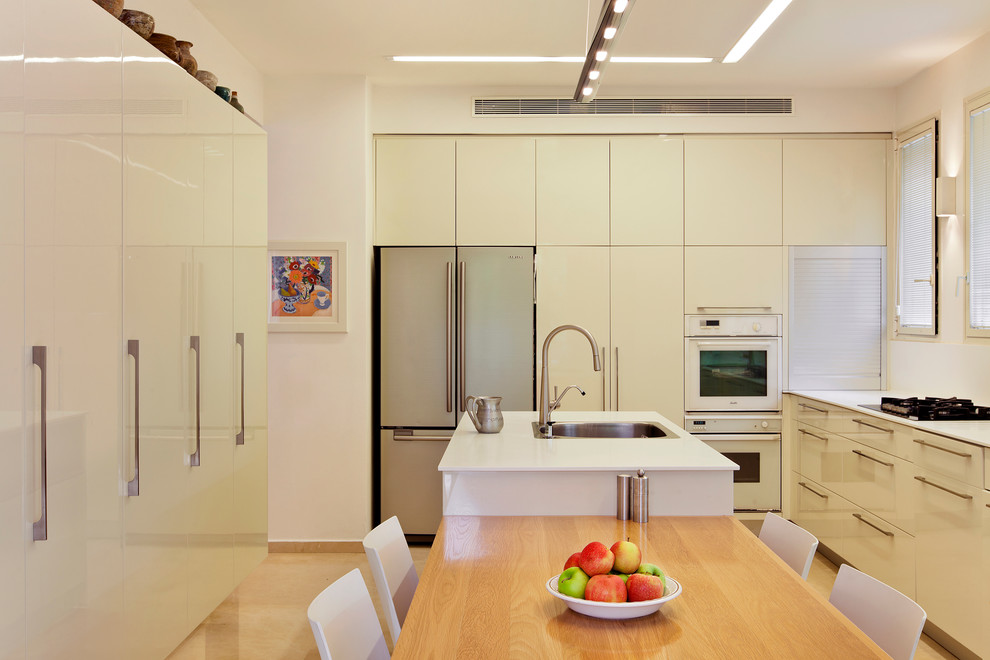 Photo of a modern kitchen in Tel Aviv.