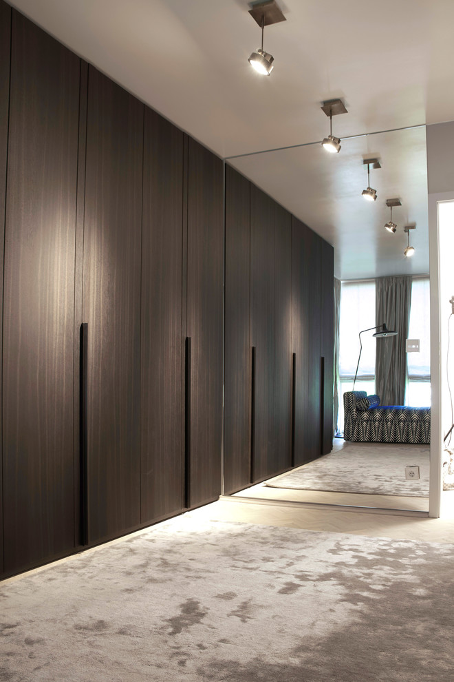 Idée de décoration pour un petit dressing room tradition neutre avec un placard à porte plane, des portes de placard marrons, parquet peint et un sol gris.