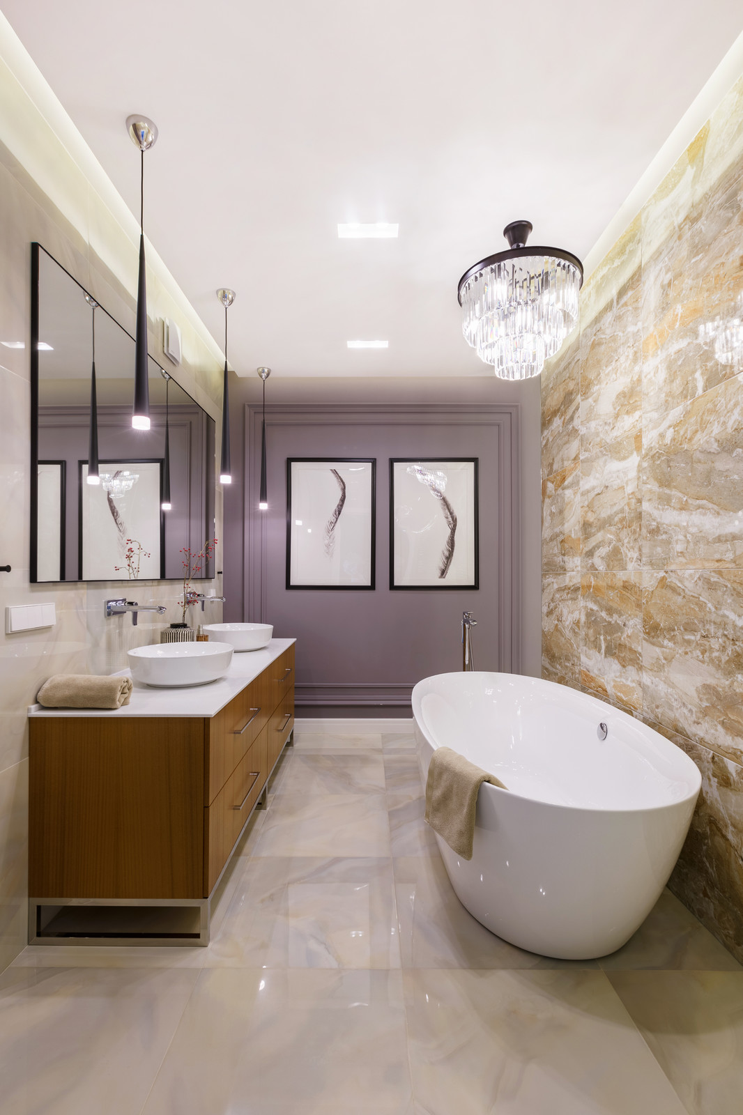 Квартира с радиусными панелями и глубокими цветами